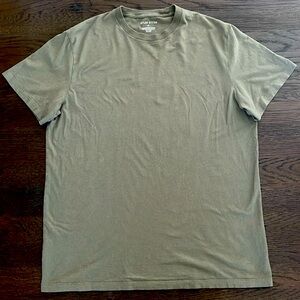 Taylor Stitch Organic Cotton Hemp tee shirt. Size Large (42). Olive green color.